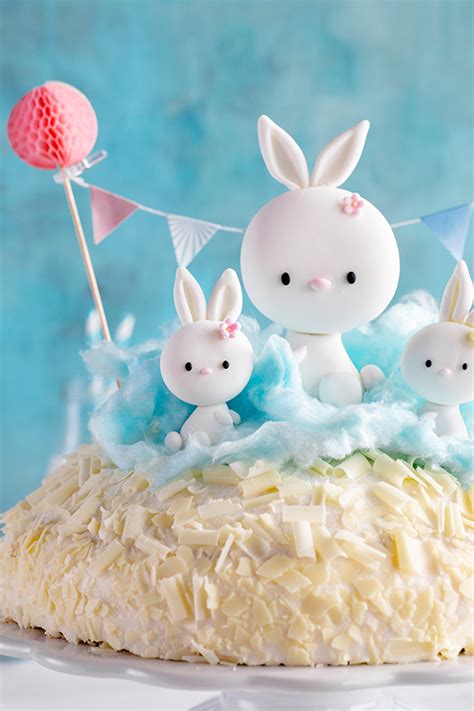 Beispiel: Ostertorte mit Fondant und modelliertem Hasen in Pastell