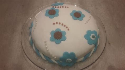 Beispiel: Schablone auf einer Fondanttorte