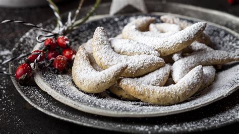 Beispiel: Verschiedene Kekssorten auf einem Teller (Butterkekse, Vanillekipferl, Florentiner)