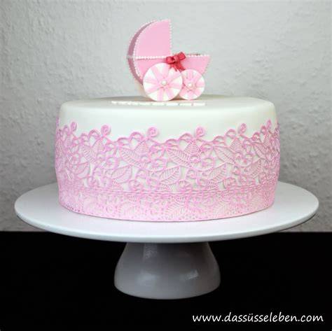 Beispiel: zarte rosa Babytorte mit Erdbeer-Deko