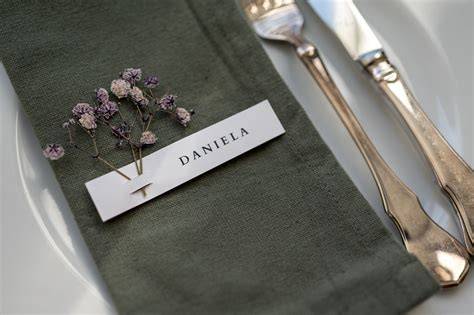 Beispiel übertragenes Namensschild aus Blütenpaste auf Torte