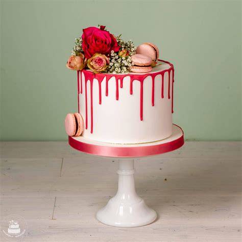 Beispiel Drip Cake mit farbverlaufener Buttercreme und Macarons