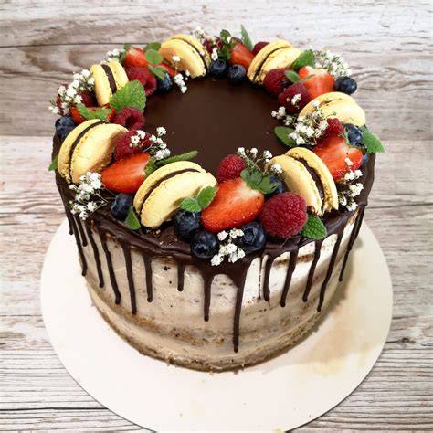 Beispiel Dripcake mit Beeren und Macarons