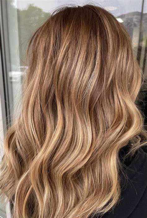 Beispiel Karamell-Strähnen im Balayage-Look