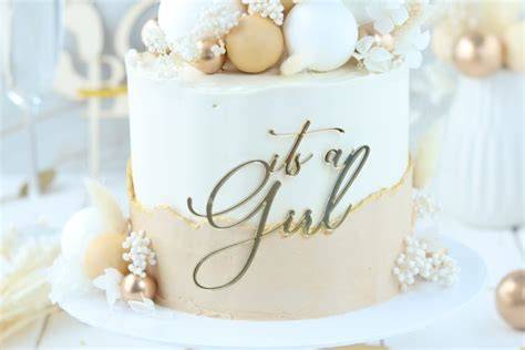 Beispiel Semi Fault Line Babyshower Torte mit Kugeln und Trockenblumen