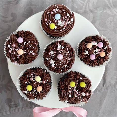 Beispiel dekorierter Cupcakes mit Schokobuttercreme