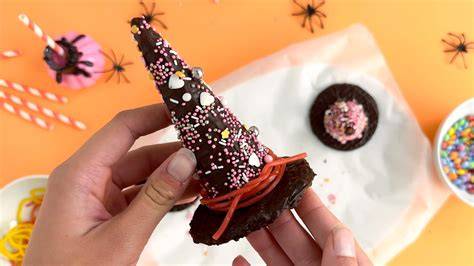 Beispiel einer Halloween Muffin Dekoration mit Hexenhut und Kürbissen aus Fondant