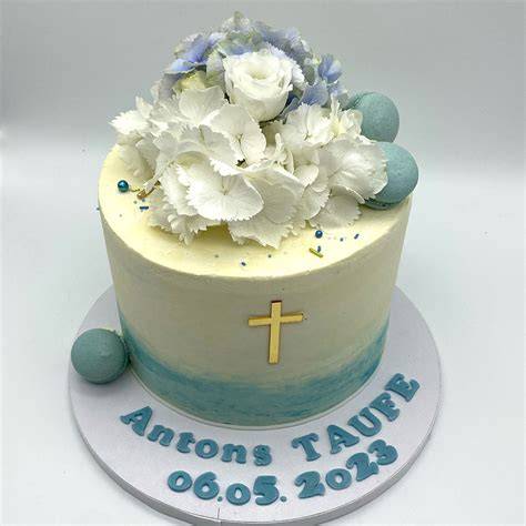 Beispiel einer Tauftorte mit klassischer Verzierung
