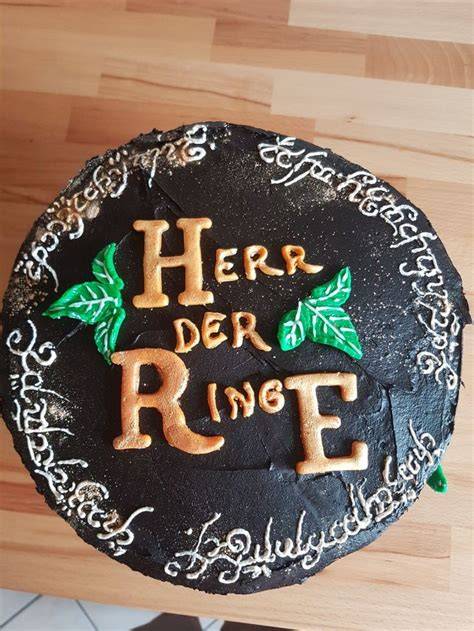 Beispiel einer farbenfroh dekorierten Herr der Ringe Torte mit Blumen und Airbrush