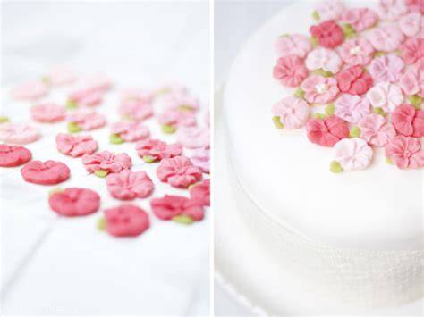 Beispiel einer fertigen, simply dekorierten Fondant-Torte für Anfänger