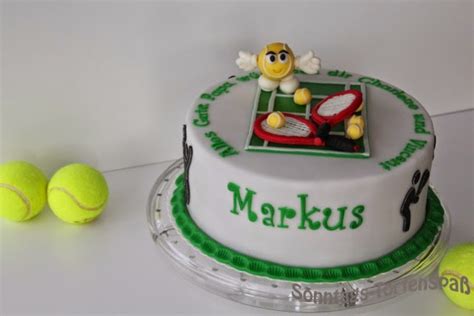Beispiel einer personalisierten Tennistorte mit Wunschtext und individueller Dekoration