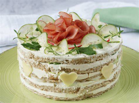 Beispiel einer traditionellen schwedischen Brottorte mit Meeresfrüchten und frischen Kräutern