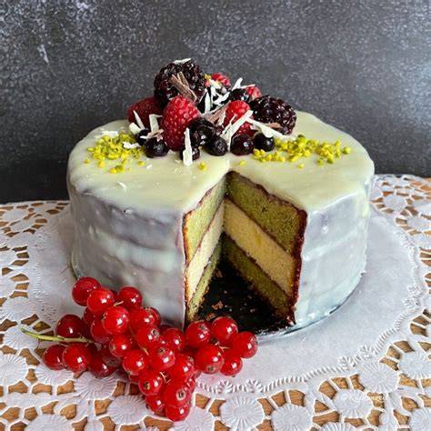Beispiel einer weißen Sachertorte mit Marzipanrosen und Pistazien