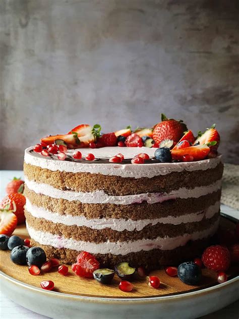 Beispiel eines klassischen Naked Cakes mit frischen Beeren