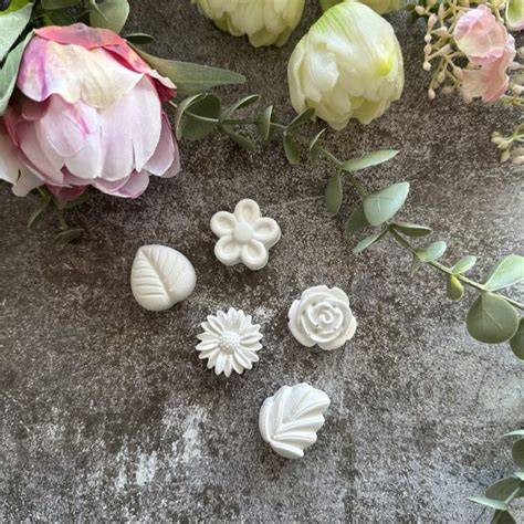 Beispiel für Blüten und Figuren aus Fondant in verschiedenen Arbeitsschritten