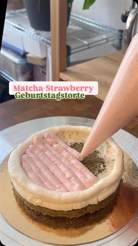 Beispiel für das mehrschichtige Stapeln von Böden und Cremes beim Number Cake