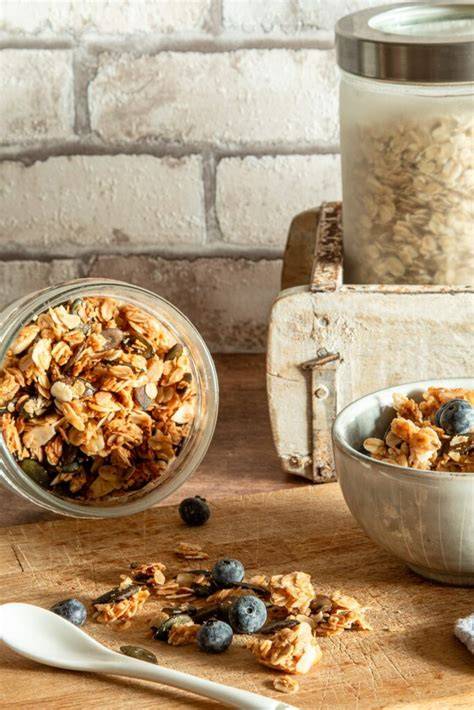 Beispiel für zuckerfreies Frühstück: selbstgemachtes Granola und Avocado-Toast