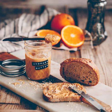 Beispiel-Etiketten mit Zuckerangaben verschiedener Erdnussbutter