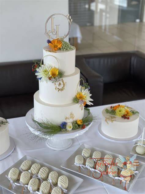 Beispiel-Setup: 3‑stöckige Haupttorte mit zusätzlichen Desserts/Cupcakes für große Gästezahlen