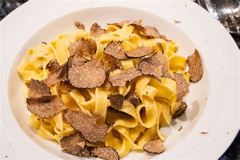Beispielbild eines italienischen Tisches mit Trüffelpasta und Beilagen