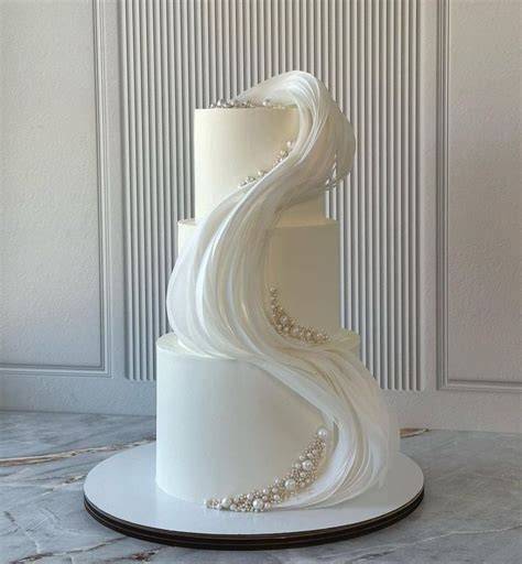 Beispielbilder: Ganache-Drip, aufgespritzte Swirls, fondanttauglich eingestrichene Torte
