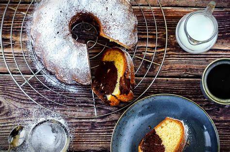 Beispiele für Rührkuchen-Varianten: Marmorkuchen, Nusskuchen, Zitronenkuchen