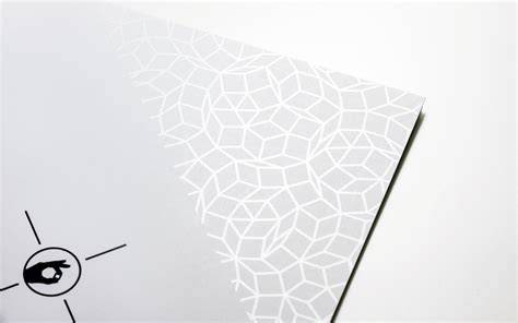 Beispiele für partielle Lackierung, Prägung und Sichtfenster im Kartondesign