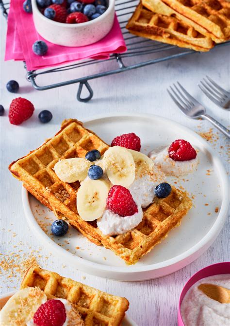 Beispiele für süße und herzhafte Proteinwaffeln mit Toppings