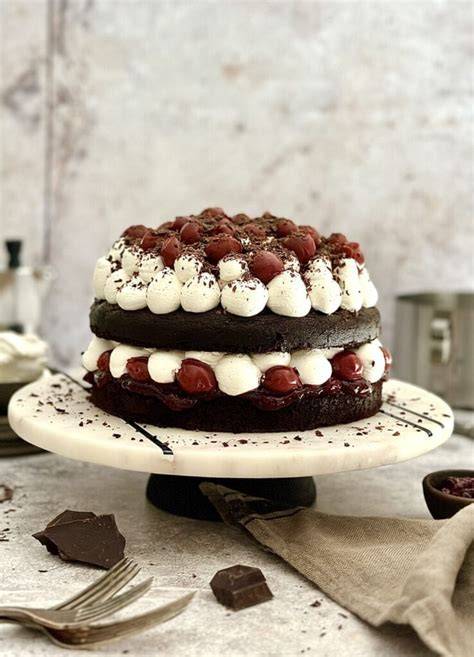 Beispiele verschiedener Tortentypen: Schwarzwälder, Sachertorte, Naked Cake