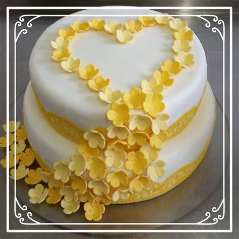 Beispiele zur Dekoration: Fondant, Herzchen, Zuckerblüten