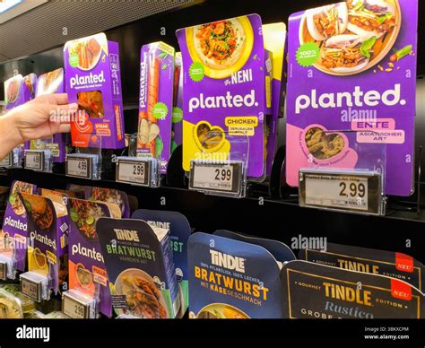Beispieletiketten, verschiedene Produktchargen und Varianten im Supermarktregal