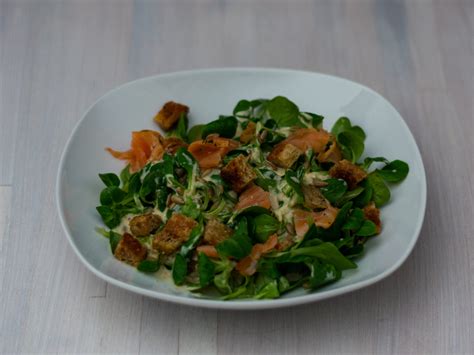Beispielgerichte: Feldsalat mit Honig-Senf, Gurkensalat mit Fisch