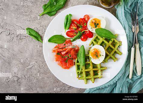 Beispielhafte Belegmöglichkeiten für herzhafte Avocado-Waffeln: Ei, Lachs, Tomate