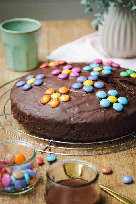 Beispielhafte Deko-Ideen für Rodonkuchen: Zuckerguss, Herzen, Schokolinsen