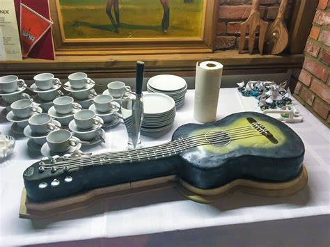 Beispielhafte Detail-Dekoration einer Gitarren-Torte