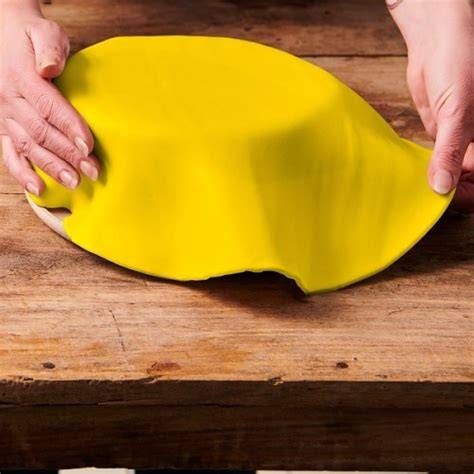 Beispielhafte Verpackungen und Anwendungsbeispiele gelber Fondant
