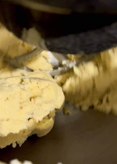 Beispielhafte Verwendung von Schoko-Mürbeteig für Kekse und kleine Tartes