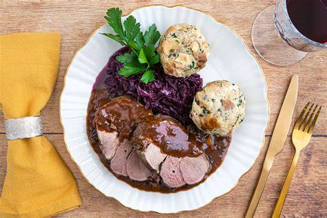Beispielhafte festliche Dessertauswahl neben Wildschweinbraten