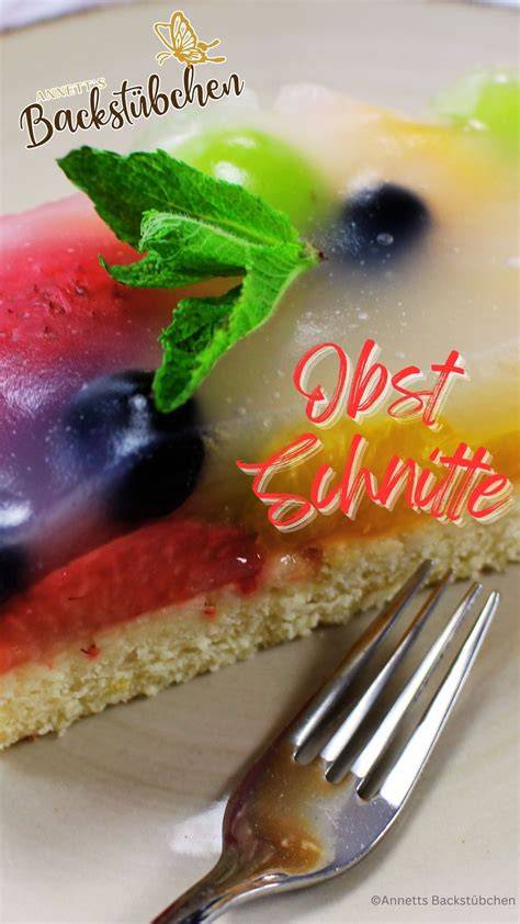 Beispielkuchen mit gefrorenem Obst und glänzendem Tortenguss
