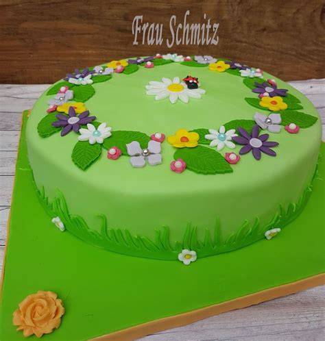 Beispielprojekte Fondant-Torte: Blumen, Figuren, Schleifen