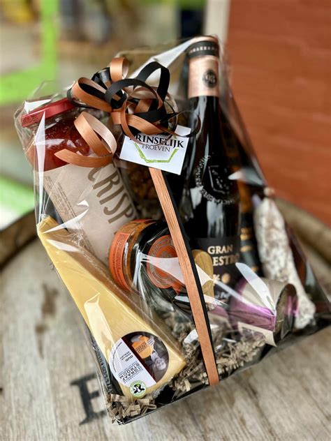 Beispielverpackungen: Folie, Geschenkbox, Umhängeband