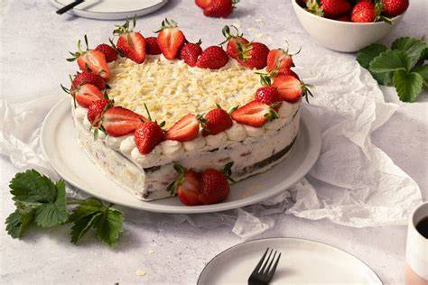 Belegen der Buttercremeschicht mit halbierten Erdbeeren, Schritt-für-Schritt
