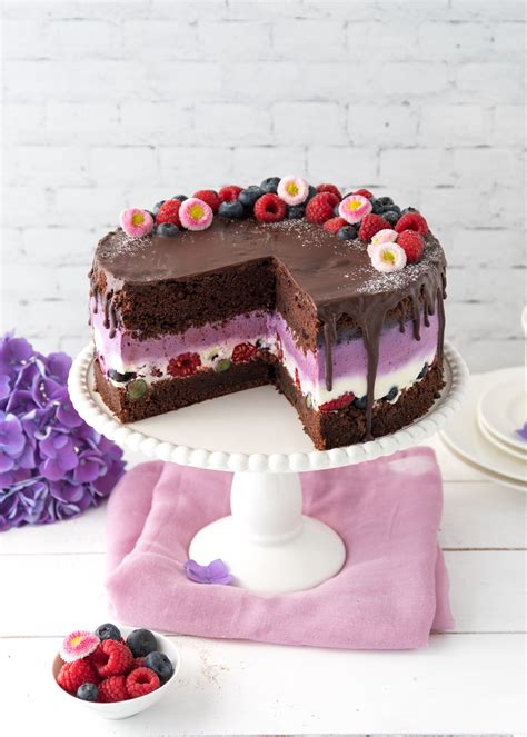 Belegen der Torte mit frischen Beeren