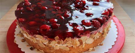 Belegte Erdbeer-Quark-Torte mit rotem Guss