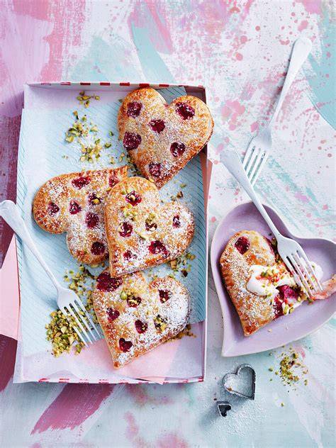 Belegte Fruchttörtchen mit Beeren und Pistazien
