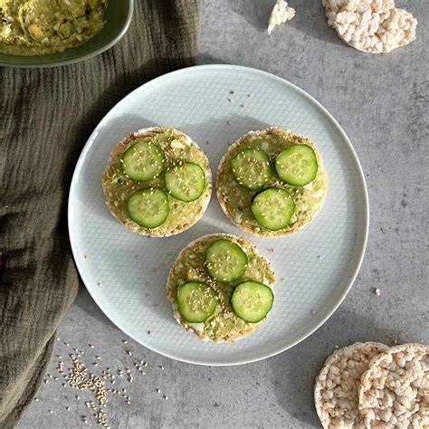 Belegte Reiswaffeln mit Gemüse und Hummus
