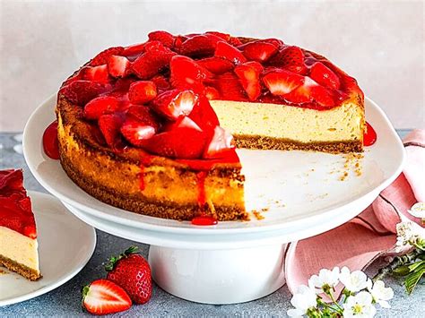 Belegter Käsekuchen mit Erdbeeren und Guss