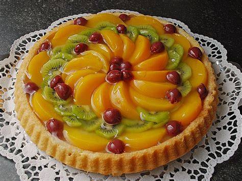 Belegter Obstkuchen mit glänzendem Tortenguss im Retro-Look