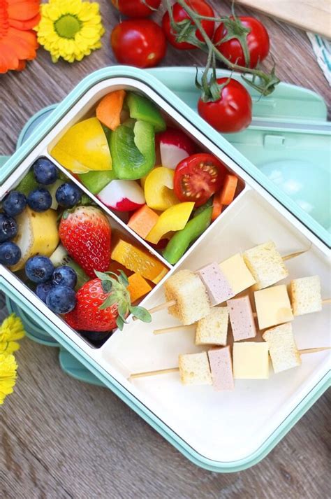 Belegtes Backblech mit buntem Obst