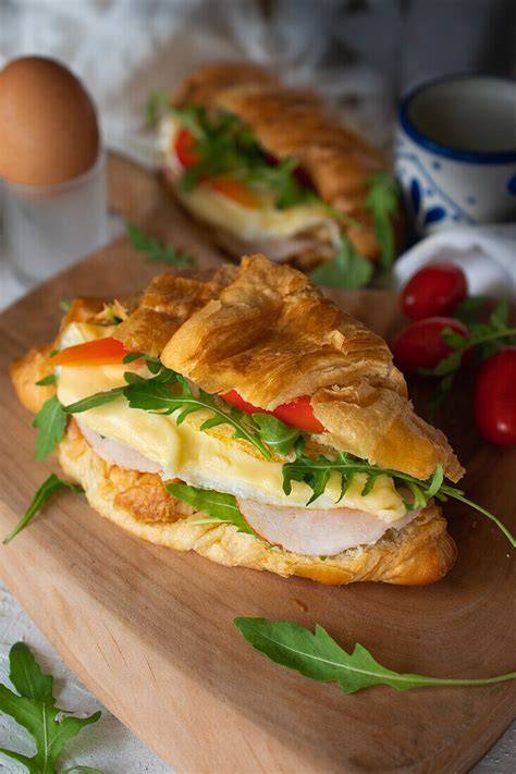 Belegtes Croissant mit Omelett, Käse und Rucola